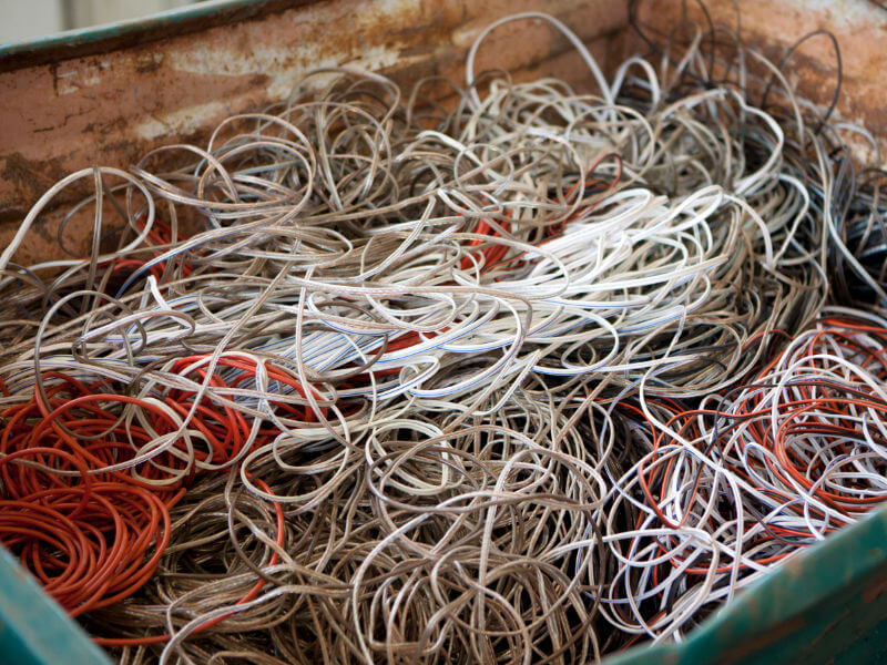 cumulo casuale di cavi elettrici di resa differente