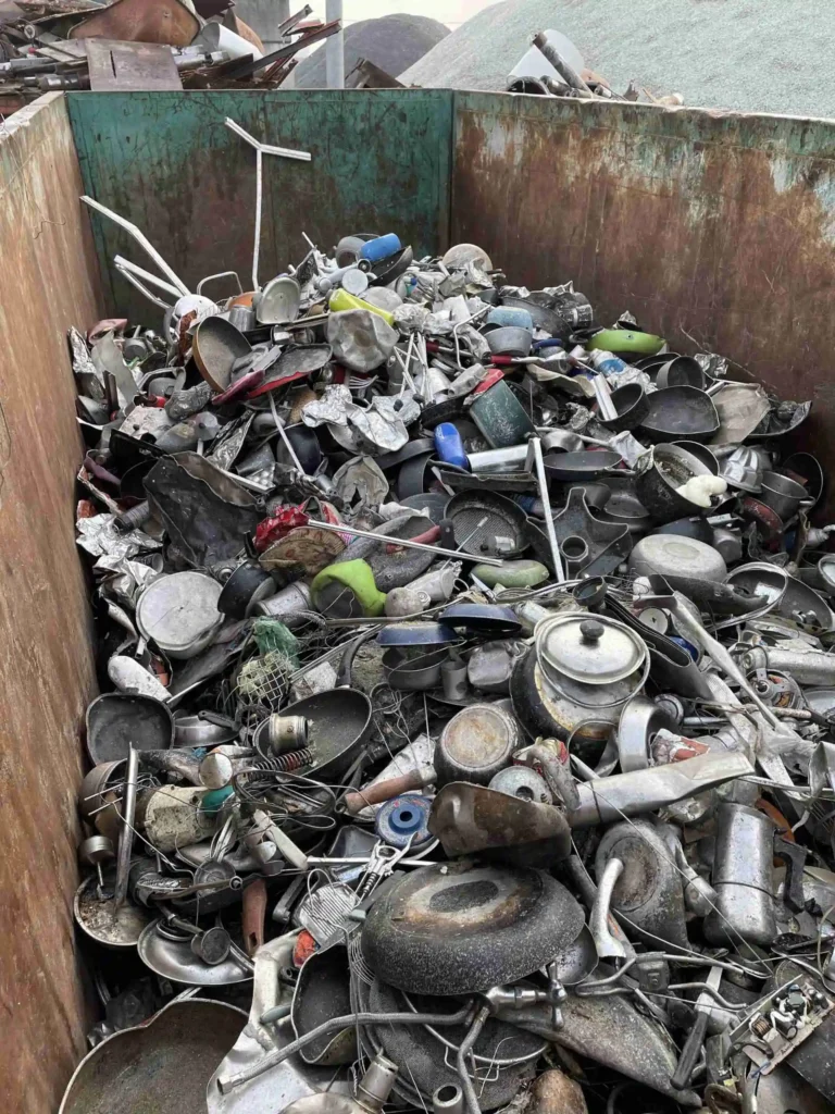 pentolame, alluminio e vasellame in un'area di stoccaggio